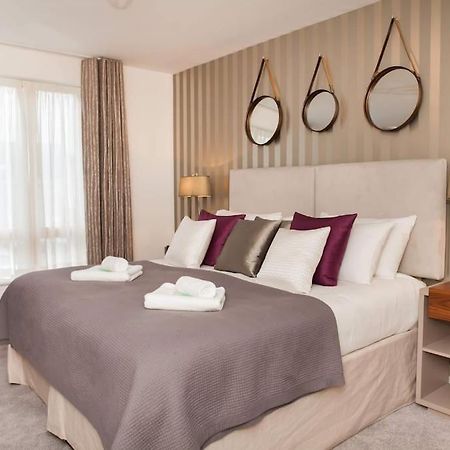 Stylish And Central Two Bedroom & Two Bathroom Apartment With Free Parking ภายนอก รูปภาพ