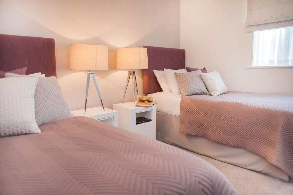 Stylish And Central Two Bedroom & Two Bathroom Apartment With Free Parking ภายนอก รูปภาพ