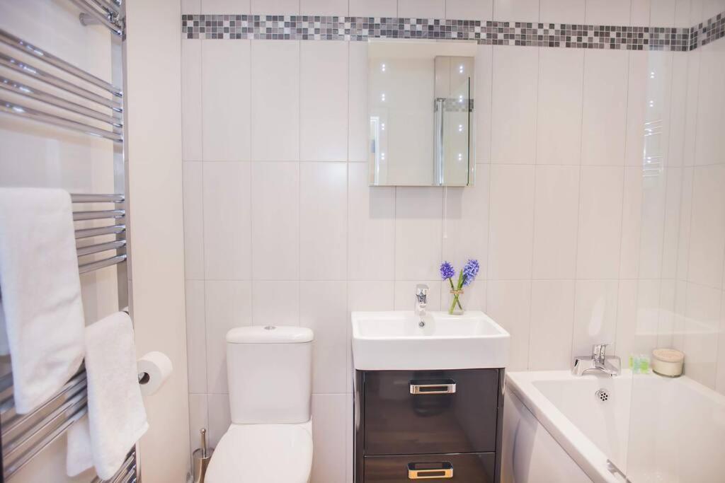 Stylish And Central Two Bedroom & Two Bathroom Apartment With Free Parking ภายนอก รูปภาพ