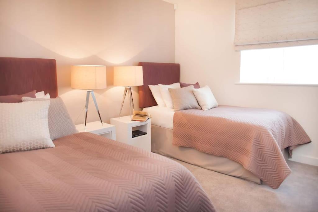 Stylish And Central Two Bedroom & Two Bathroom Apartment With Free Parking ภายนอก รูปภาพ